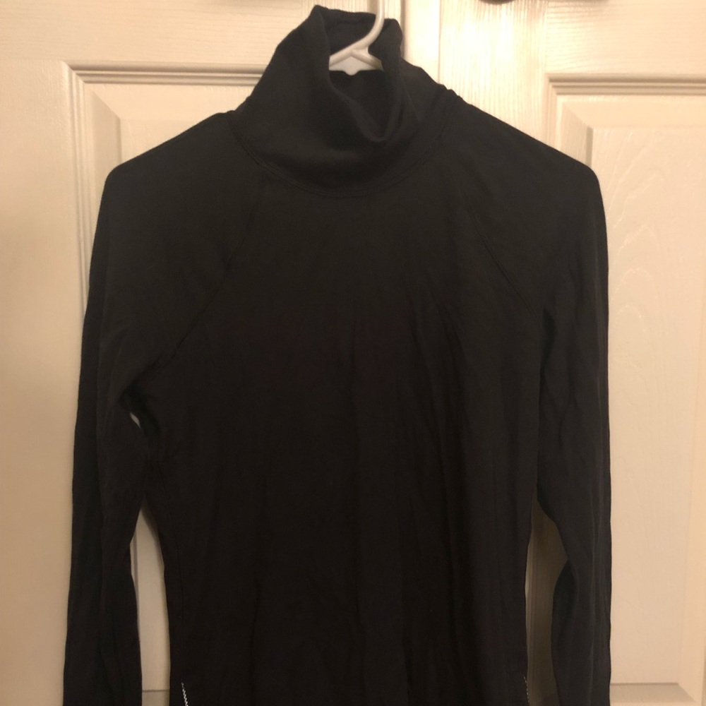Lululemon Hill & Valley Turtleneck size 6